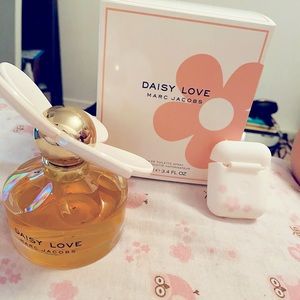 Daisy love by Marc Jacobs + AirPod MJ case